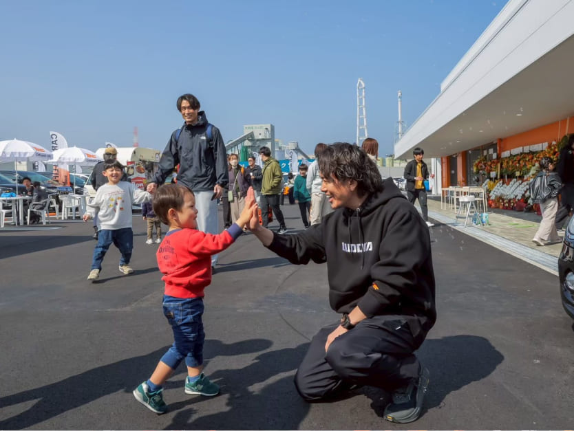 中野勇作が子供とハイタッチする姿